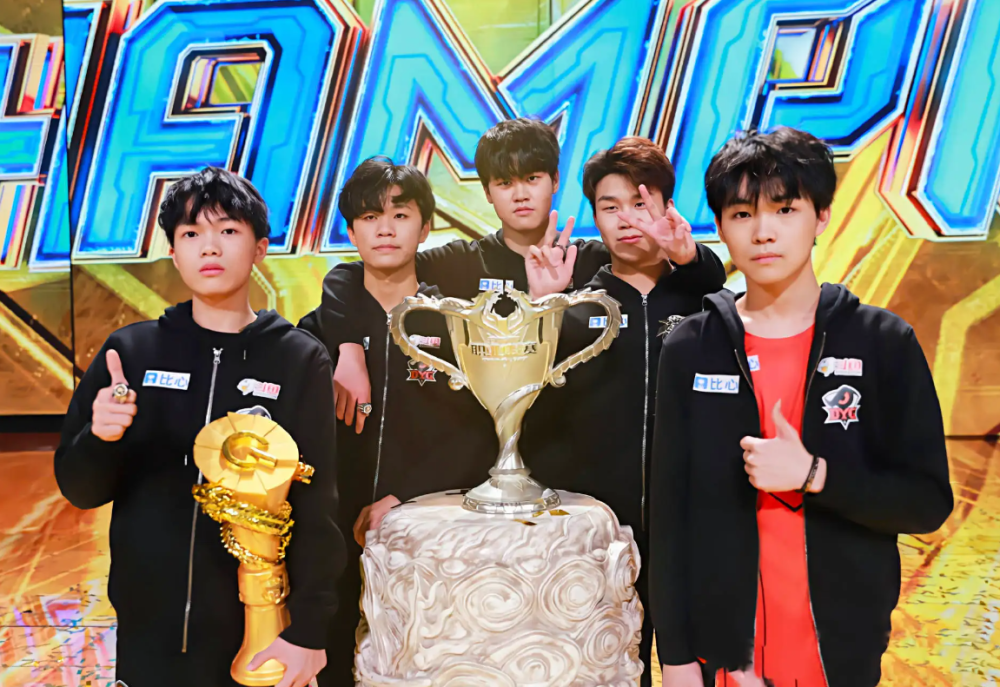 dyg遭遇19连败,从冠军战队到一胜难求,仅存的小义很尴尬_腾讯新闻