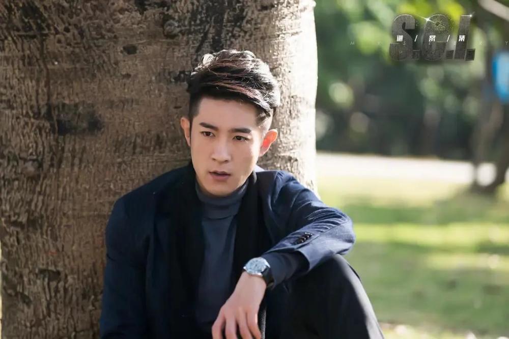 在剧中,季肖冰出演心理学博士展耀一角.