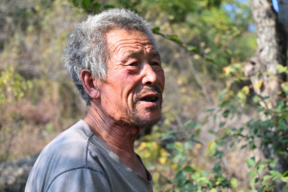 70岁大爷守山30年,曾5次目睹"神龙"现身,常为进山探秘者带路