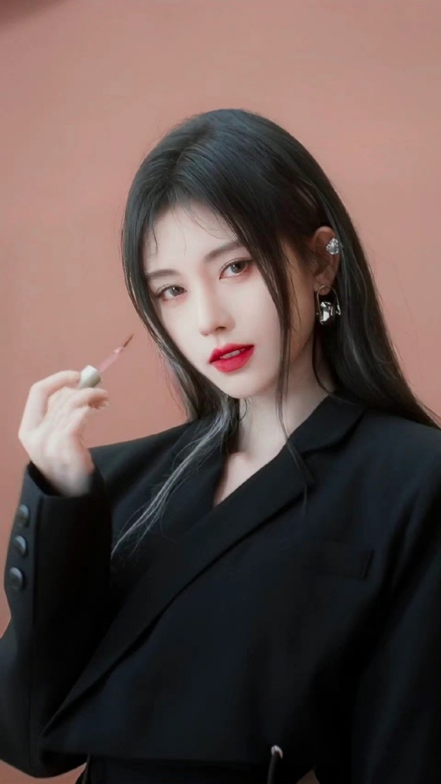 四千年美女鞠婧祎,大胆挑战挑染发型惊艳又大气,让网友直呼老婆!