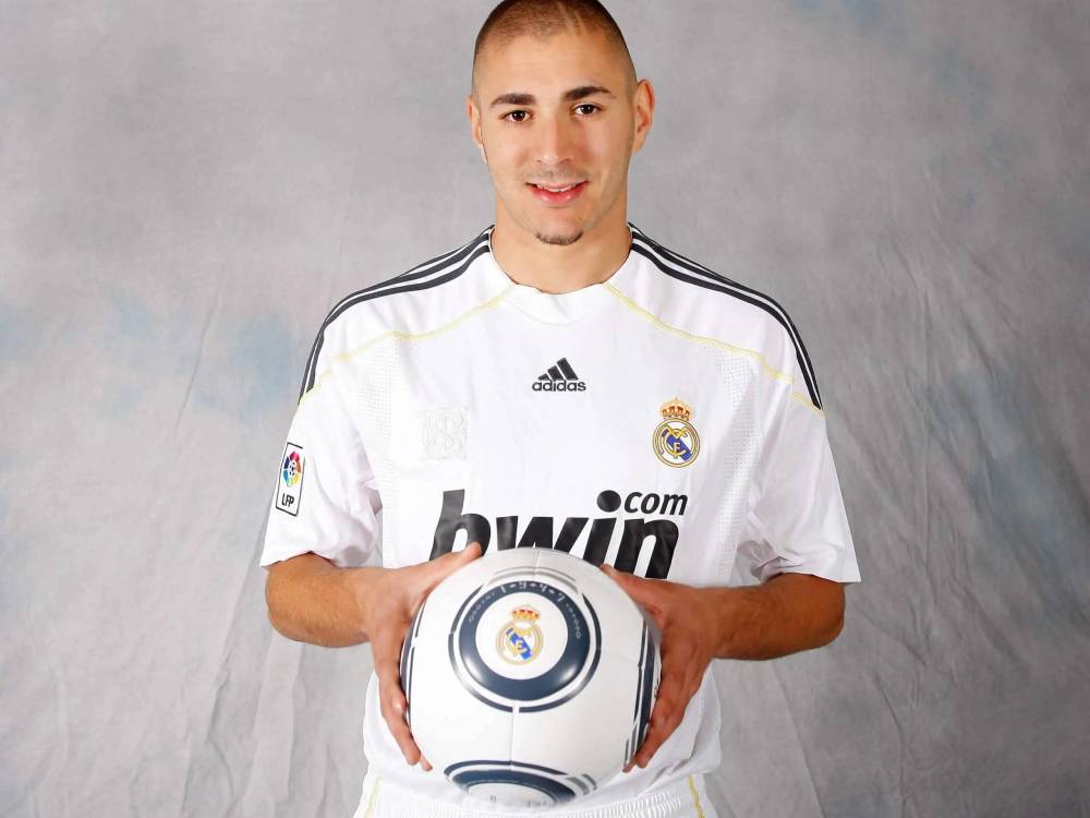 这时,年轻的本泽马不是巨星,但相对于伊瓜因,本泽马似乎才是更多被冠