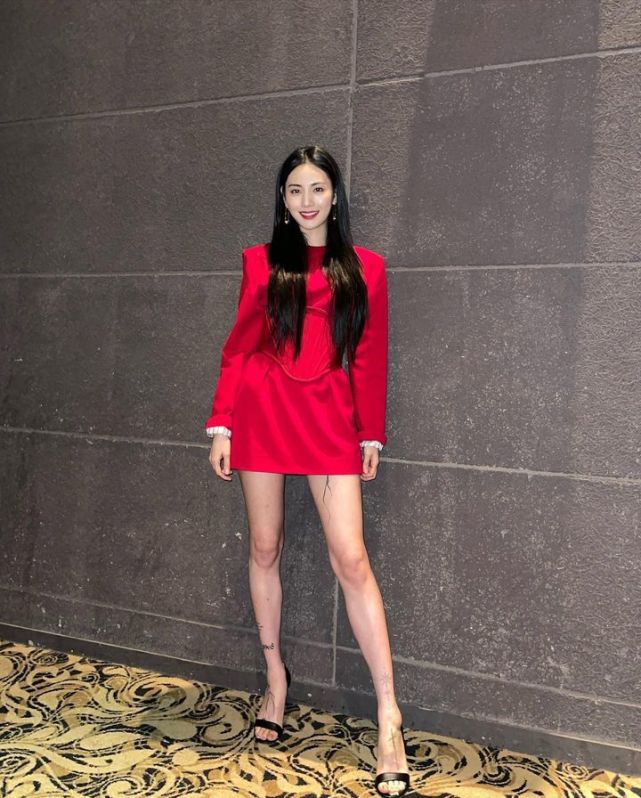 林珍娜nana红色短裙秀火辣身材腿上纹身增添神秘感