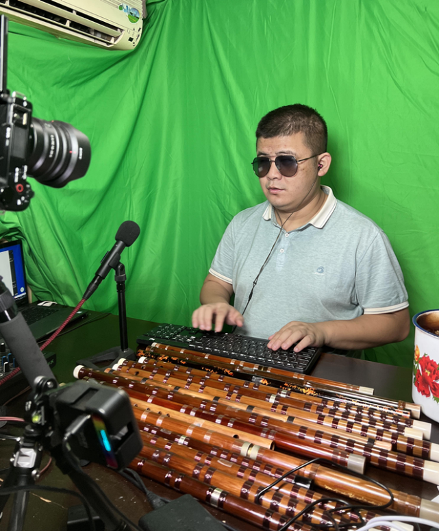 每天晚上9点20分,谭伟海都会准时出现在直播间,戴一副墨镜,穿一件polo