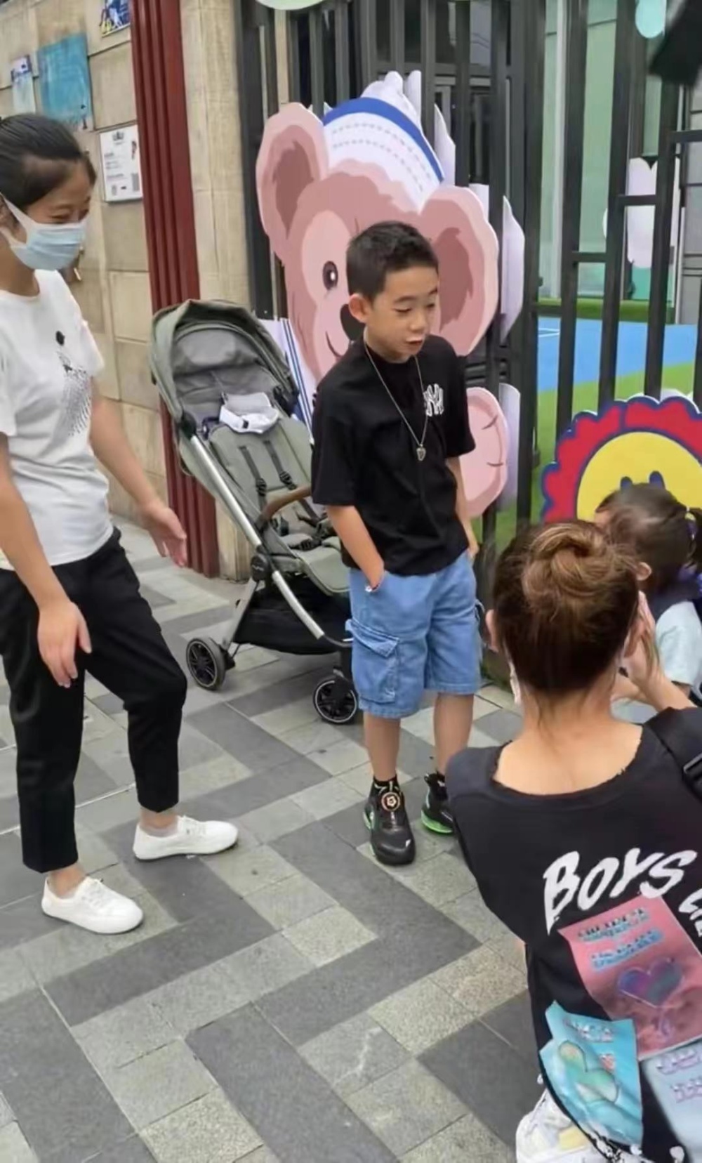 应采儿豪宅内晒娃,2岁hoho长睫毛似小姑娘,家中堆满玩具接地气_腾讯