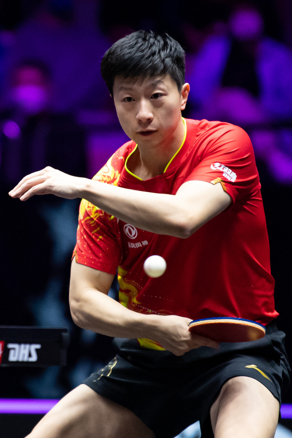 新华社记者 张金加 摄10月19日,马龙在比赛中发球.