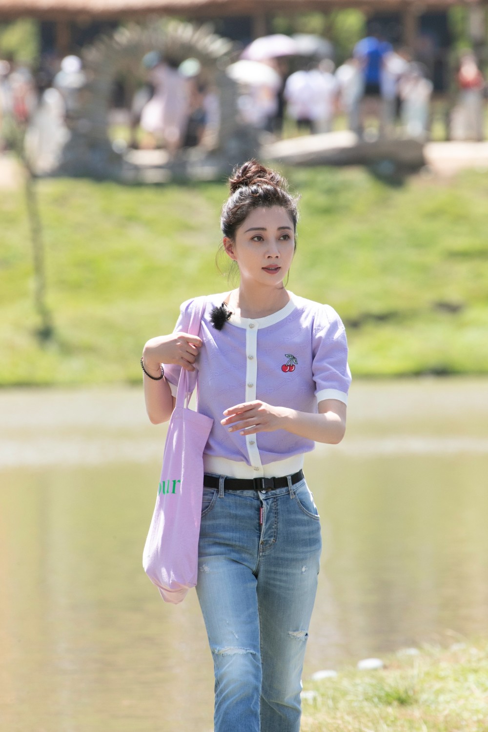 殷桃在综艺圈"不红",是因为她在另外一个圈子里红得风生水起