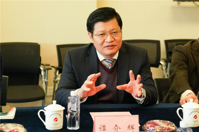 谭介辉说,端牢能源饭碗,能源工程建设必须先跟上.