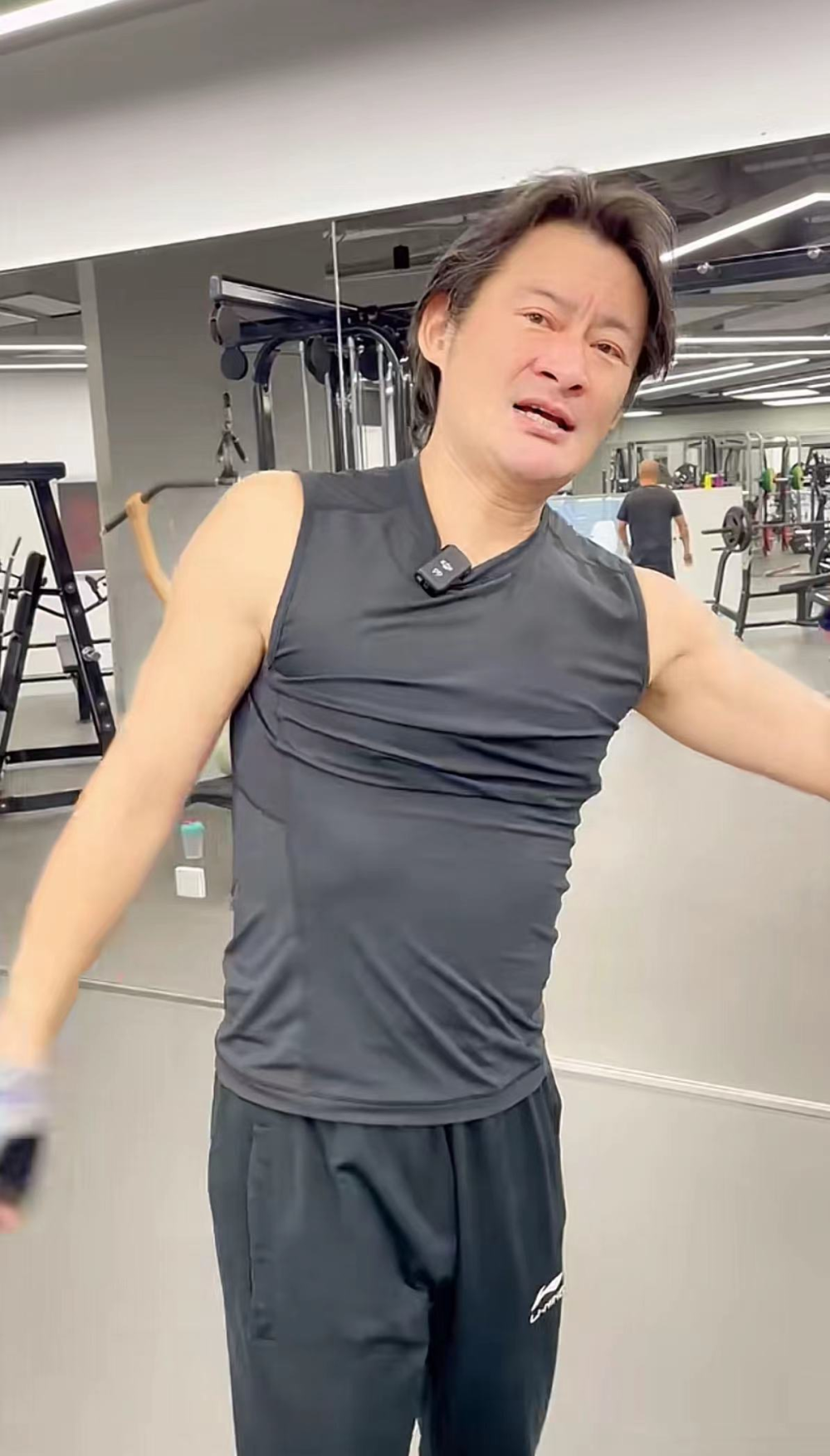 景岗山近照头发花白,请女生吃饭走10公里去餐厅,穿百元衣无人识_腾讯