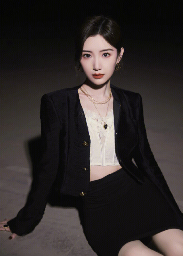 毛晓彤现在穿衣风格大转变呀,黑色套装干练利落,御姐范十足