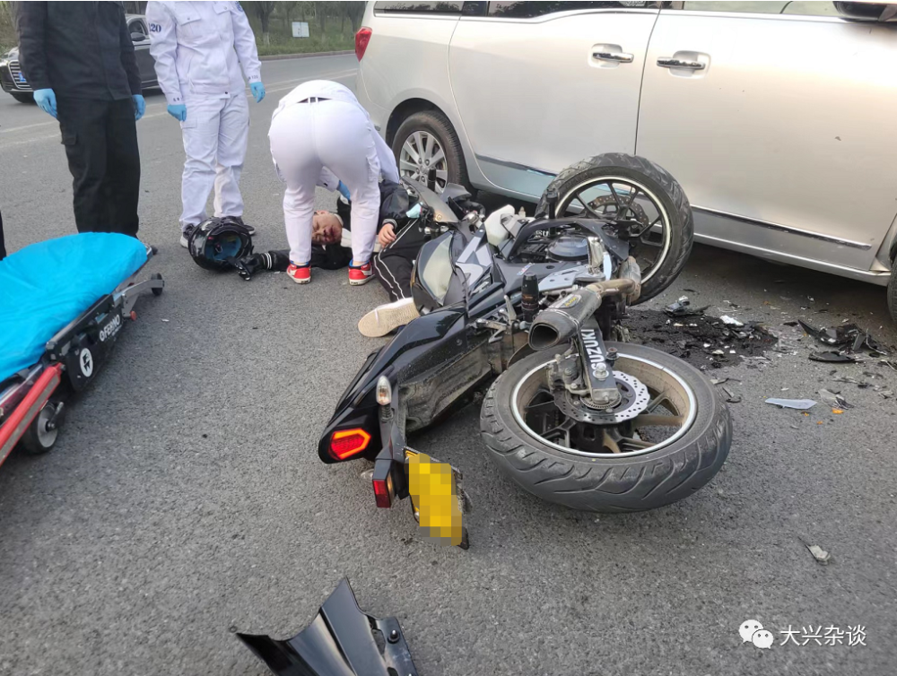 一辆摩托车与一辆汽车发生碰撞,伤者倒地不起.