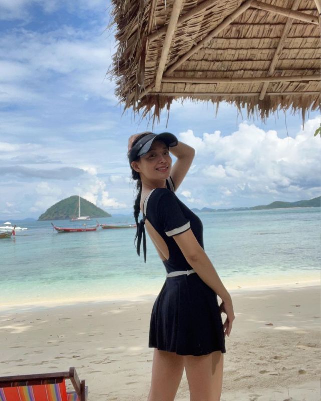 金世正,沙滩泳装很可爱?充满力量感的后背,健康的身材获得称赞