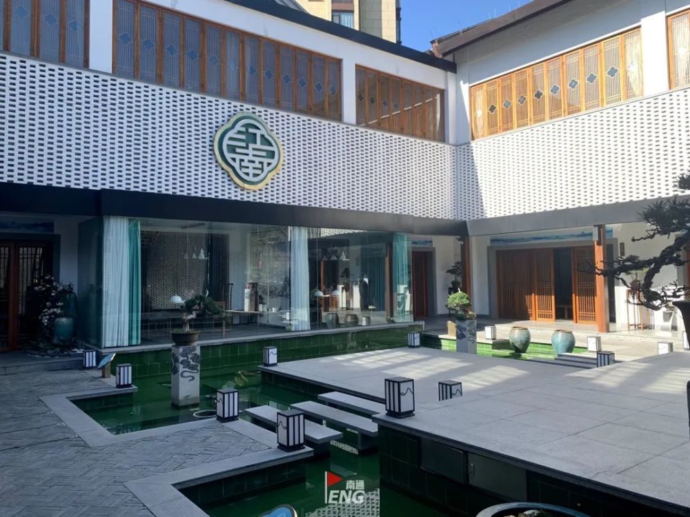 营业中的【醉江南】下图是其中一家火锅店门外张贴的通知,上面写道"