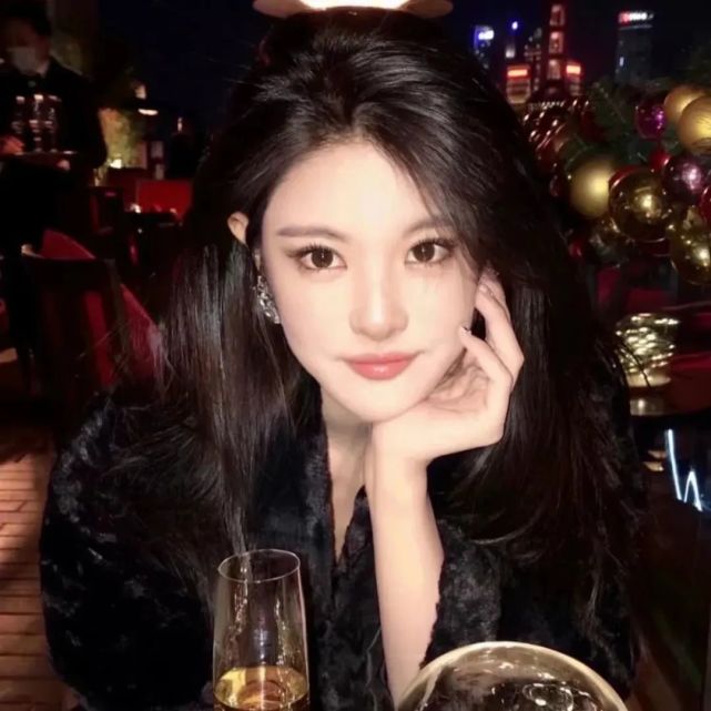 美少女网名jalousiebonbon,中文名李艺璇,因为瓜太多一度被叫"李姐".