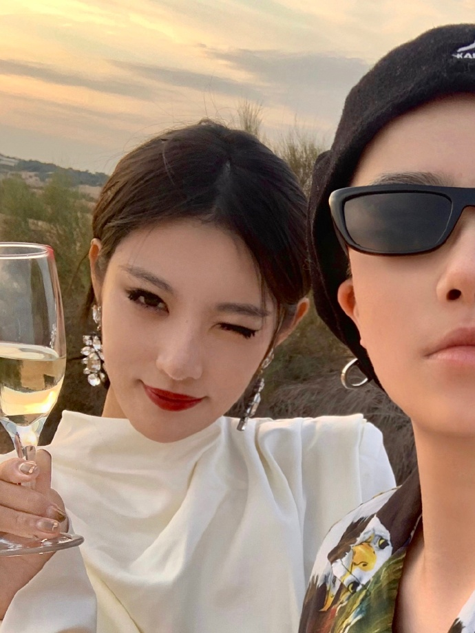 yokuu也是美少女,风格类ins的小性感自然风,据传李爽还借过李艺璇的钱