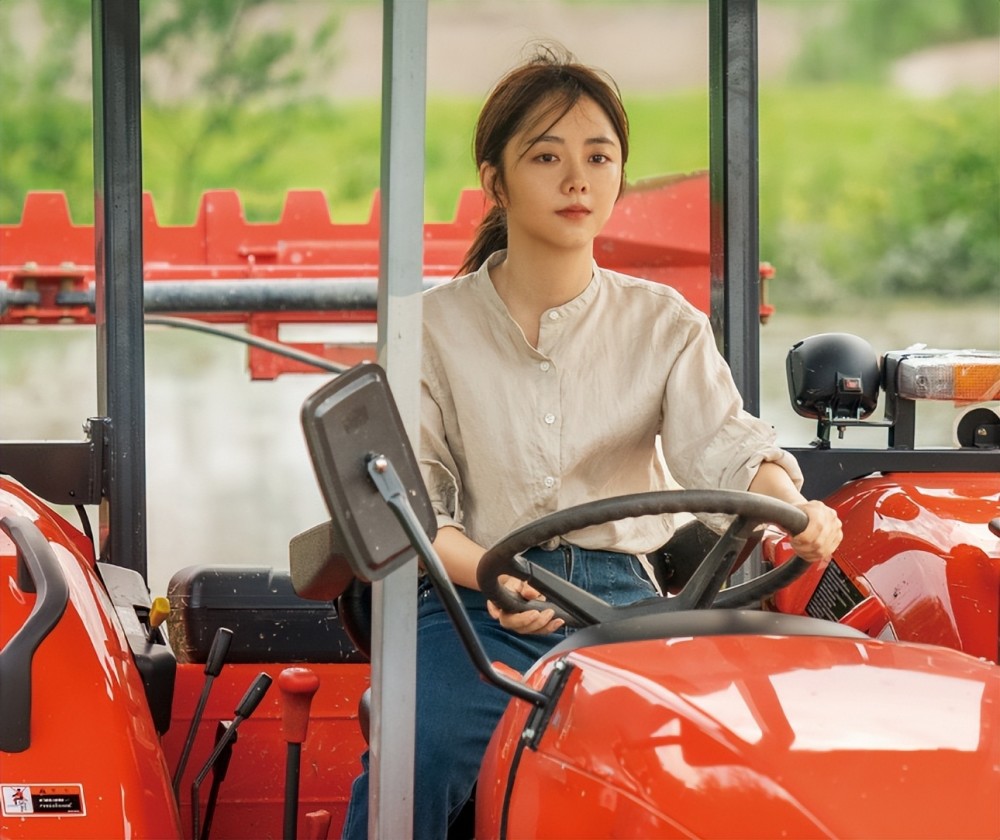 遥(谭松韵饰),方新桅(聂远饰),陈楚江(翟子路饰)接过建设家乡的接力棒