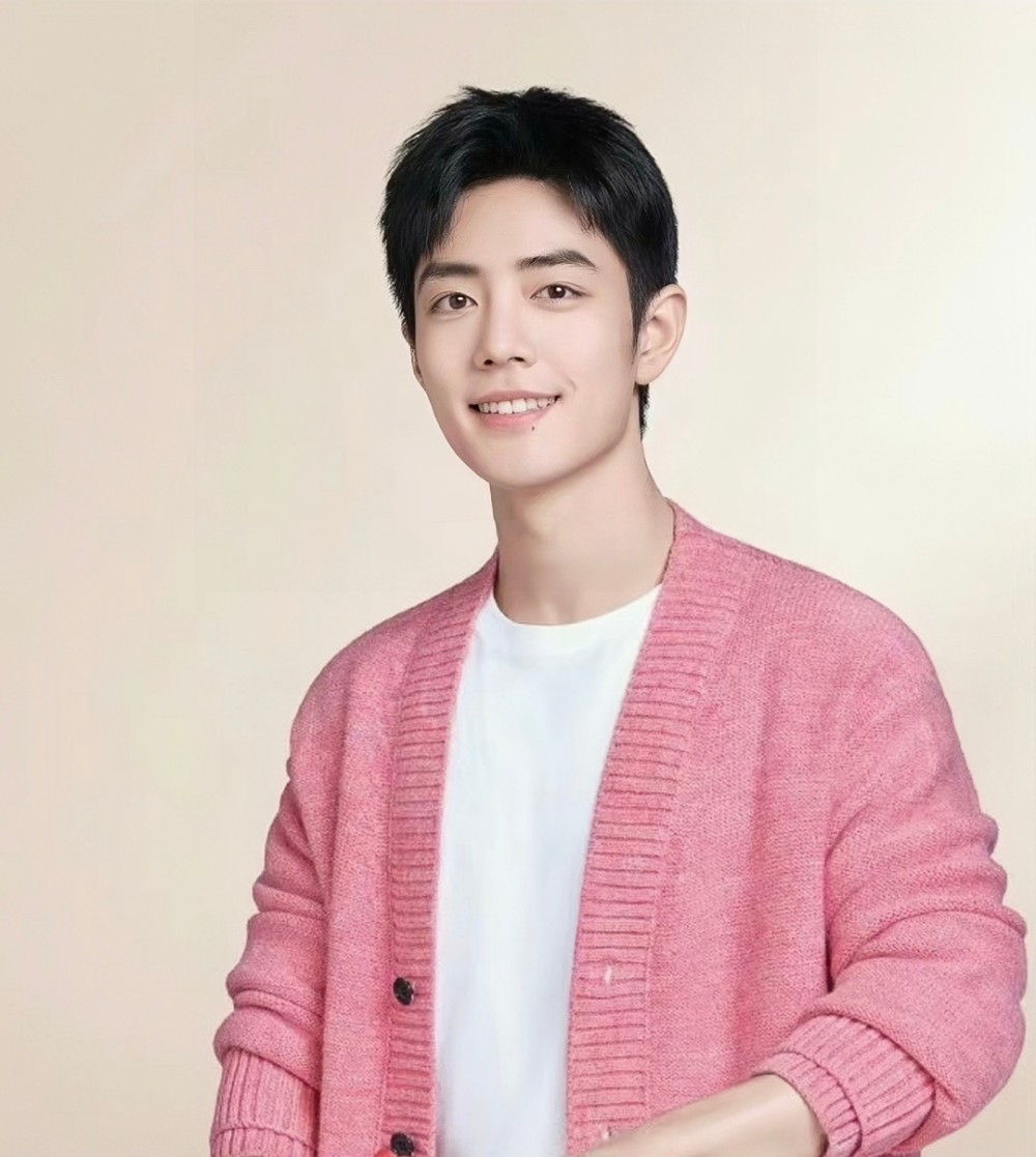 当红人气偶像肖战新物料,粉色开衫毛衣满满家居男友风,恰到好处戳在