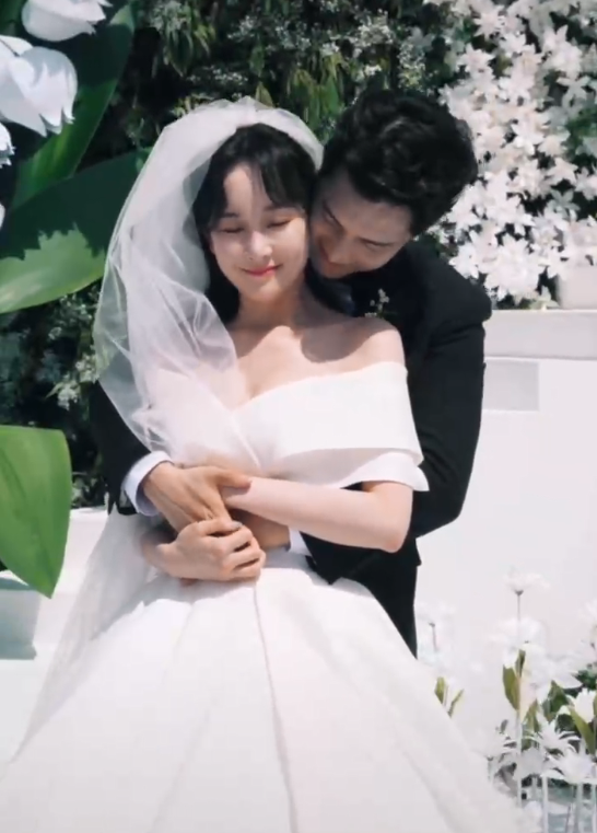 金恩圣张檬结婚现场照曝光,与张睿海陆同框合影,伴娘拥抱新娘好有爱