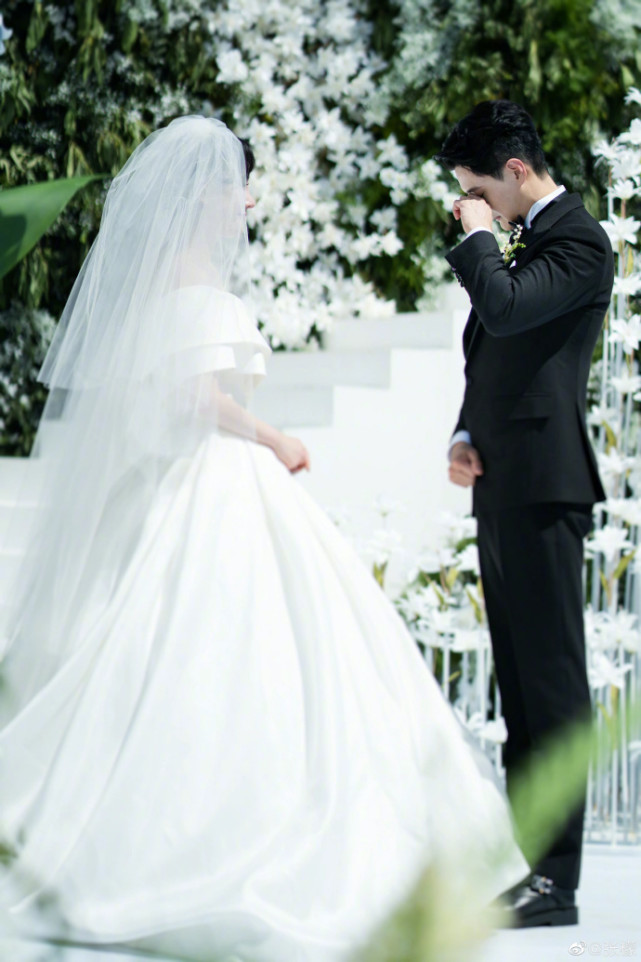 金恩圣张檬结婚现场照曝光,与张睿海陆同框合影,伴娘拥抱新娘好有爱