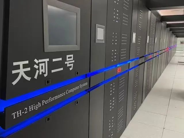 二号"亮相2013年6月国家超级计算长沙中心"天河一号"超级计算机机房