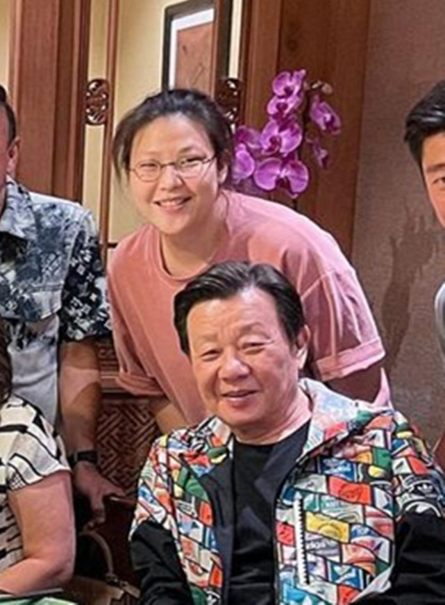 老戏骨寇世勋携女儿出国,与杨紫琼中餐馆吃大餐,挽手靠肩显亲密