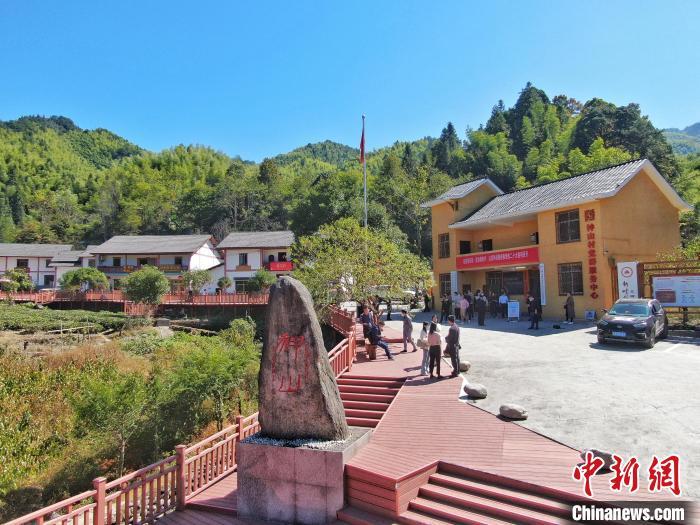 航拍江西井冈山神山村秀美风光 青山环绕旧貌换新颜_腾讯新闻