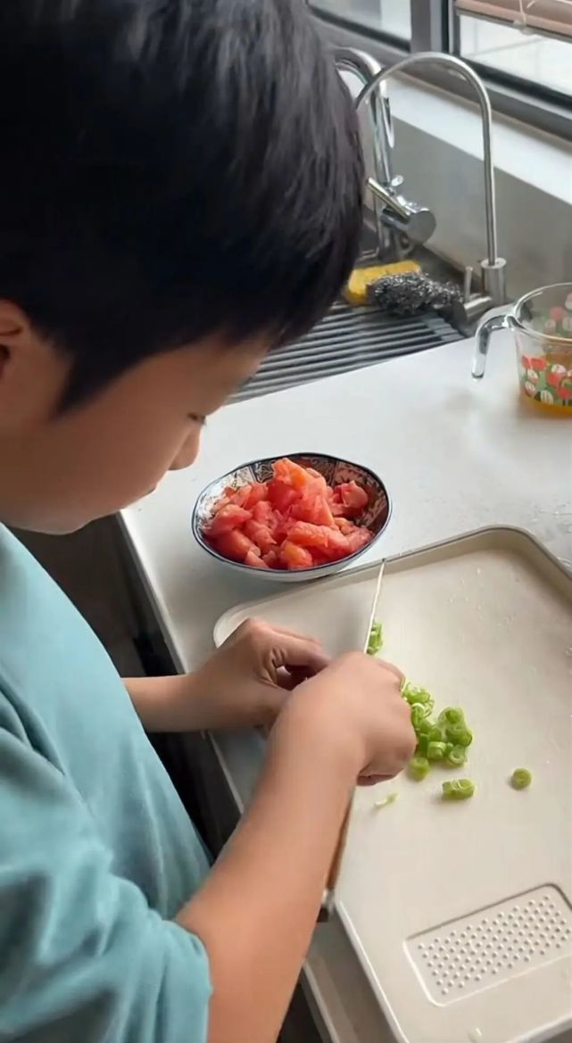 刘女士的儿子小泽今年9岁,秋季上小学四年级,在妈妈眼中,他是一个乖巧