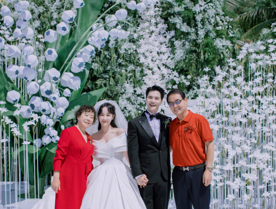 金恩圣张睿合唱好欢快,新娘台下拍照笑靥如花