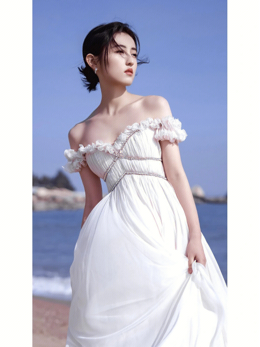 张子枫:海边拍新造型!