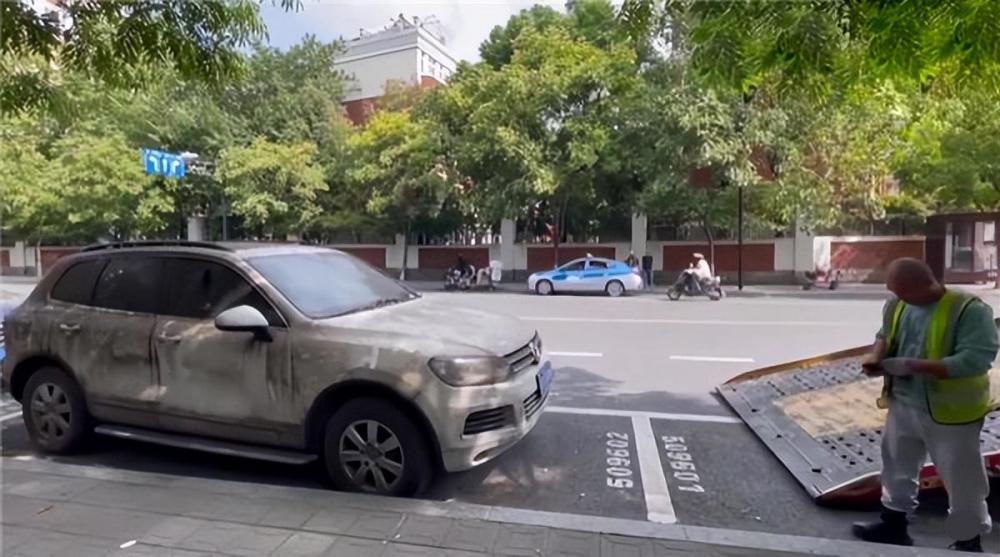 10月21號訊,杭州西湖一輛停放在路邊停車位上的白色轎車產生了近5萬元