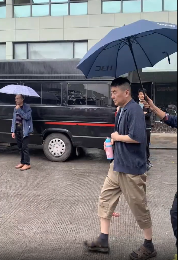 陈建斌街头拍戏引围观!