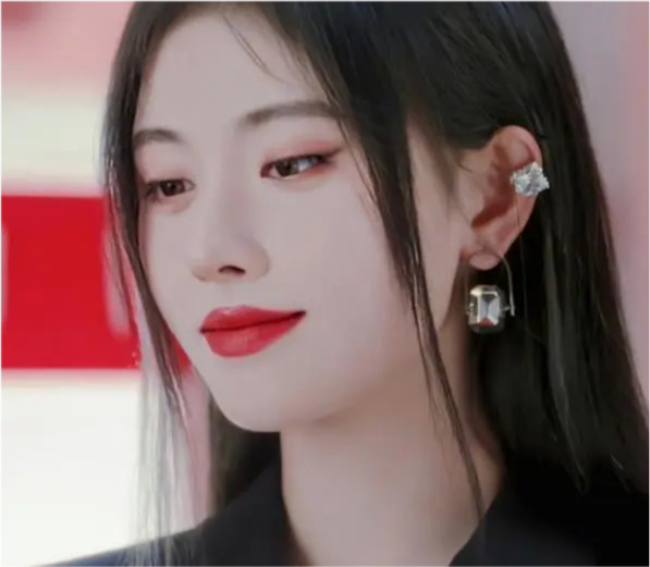 鞠婧祎全新妆容,抛弃半永久的新妆容又飒又美