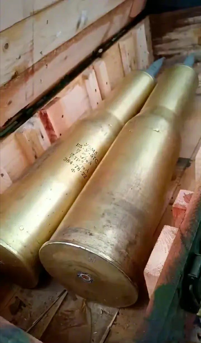 乌军在赫尔松战场上缴获了一批俄军t-62坦克使用的115毫米炮弹,t-62