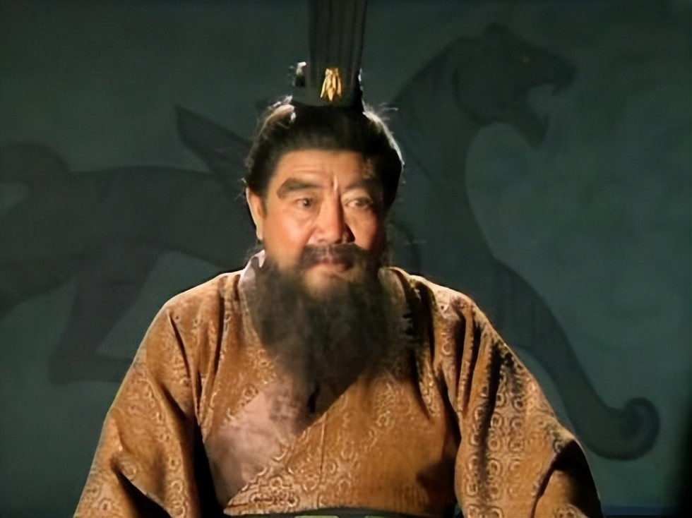 《三国演义》董卓为何死得那么惨,八面受敌,得罪的人太多_腾讯新闻