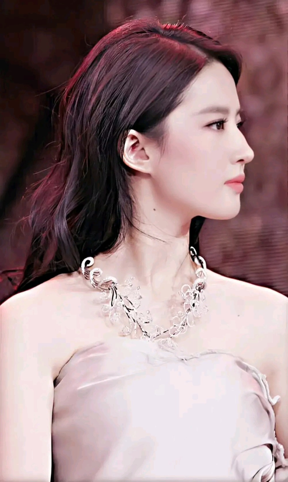 刘亦菲排场好大,照片又美出圈了,颜值气质一骑绝尘甩别人九条街!