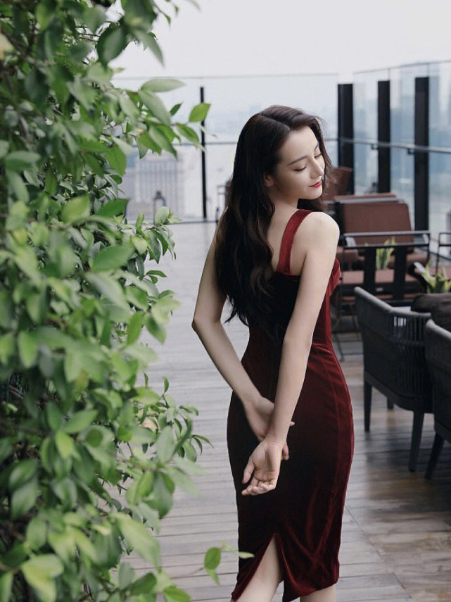 迪丽热巴可真是风情万种呀,一袭酒红色丝绒礼服华丽精致,优雅贵气