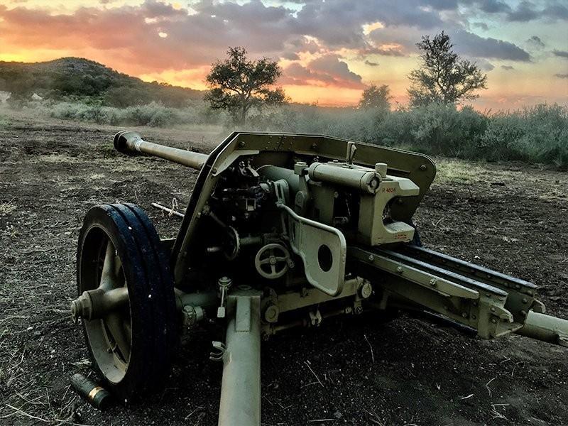 在二战德军的75mm口径火炮中,最著名的当属三种,分别是pak40牵引式反