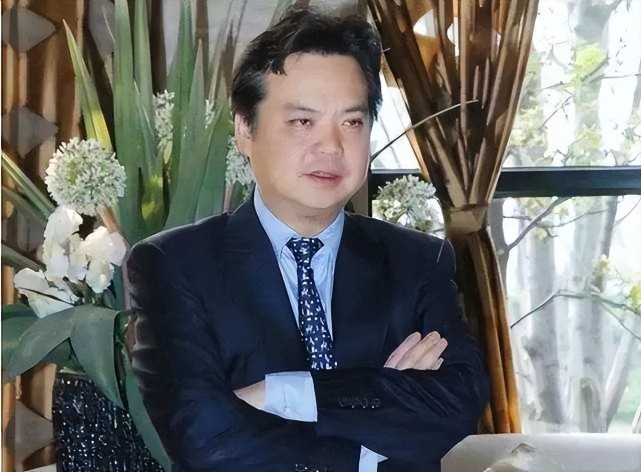 专卖豪宅的最神秘首富曝光，许老板连翻修费都出不起，他却在海外赚麻了_腾讯新闻