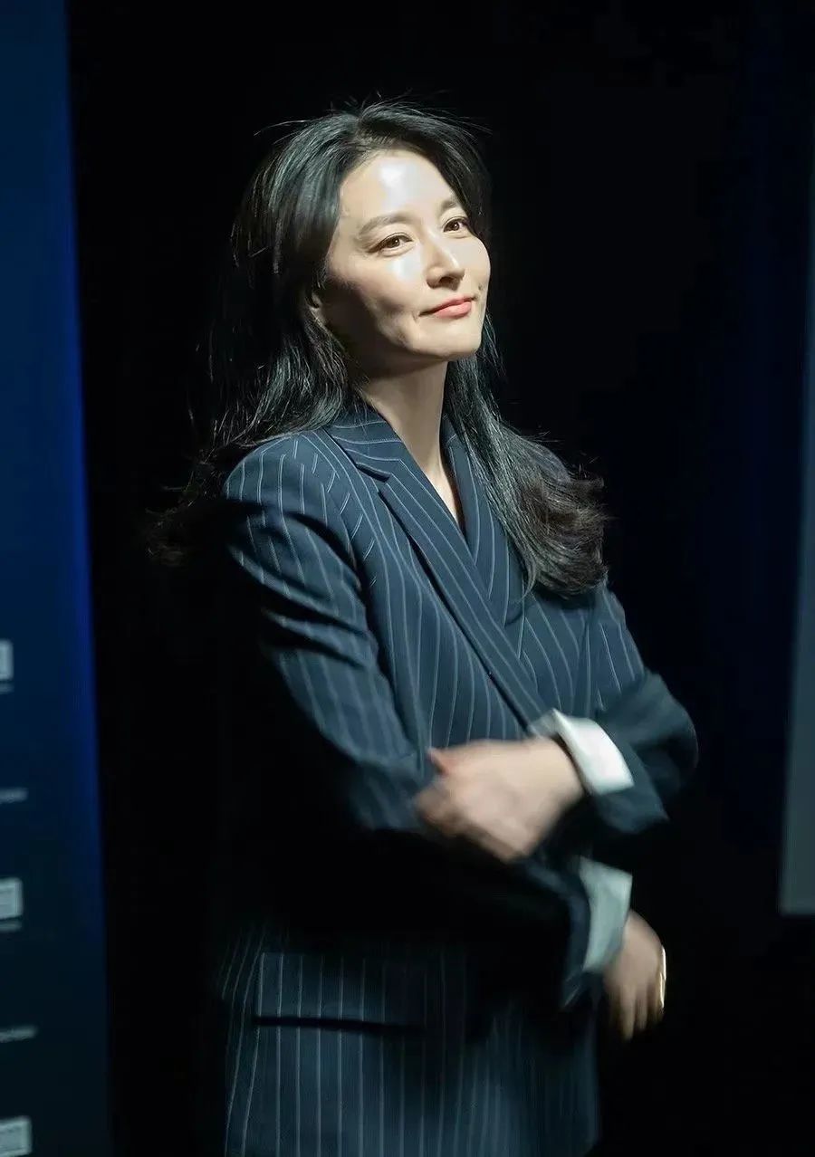 釜山国际影展闭幕典礼上,李英爱一袭黑色礼服出场,笑容明媚自然.