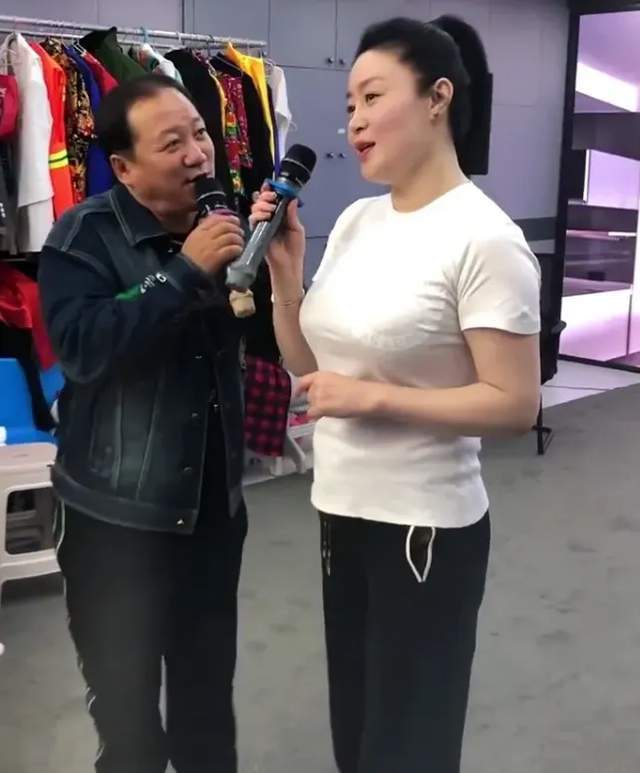 杨晓燕穿的大衣图片