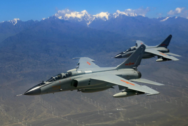 对"飞豹"的尊称,指的是中国空军和海军都有装备的歼轰-7型战斗轰炸机