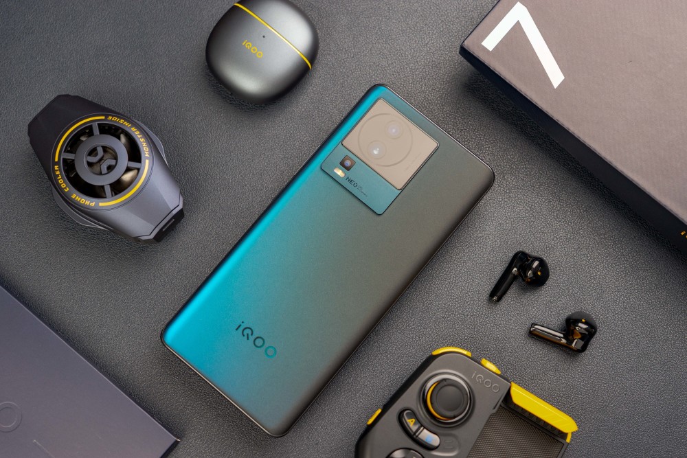 iqoo neo7图赏:几何与像素碰撞 复古与潮酷融合