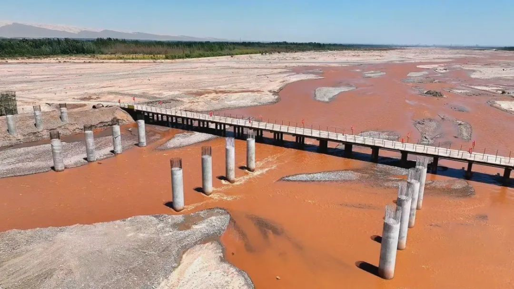 第四标段项目经理孟宏强说:"我们争取在有效的施工时间内,完成水稳