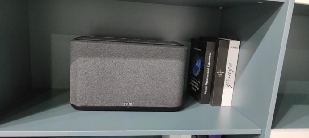 天龙home350智能无线流媒体音箱穿着时装的音乐家