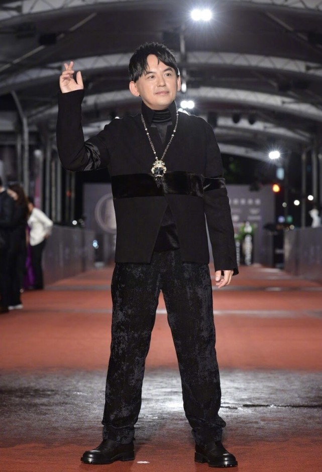 台湾金钟奖红毯:小s造型浮夸,江宏杰妆容太脏,林志玲老公抢镜