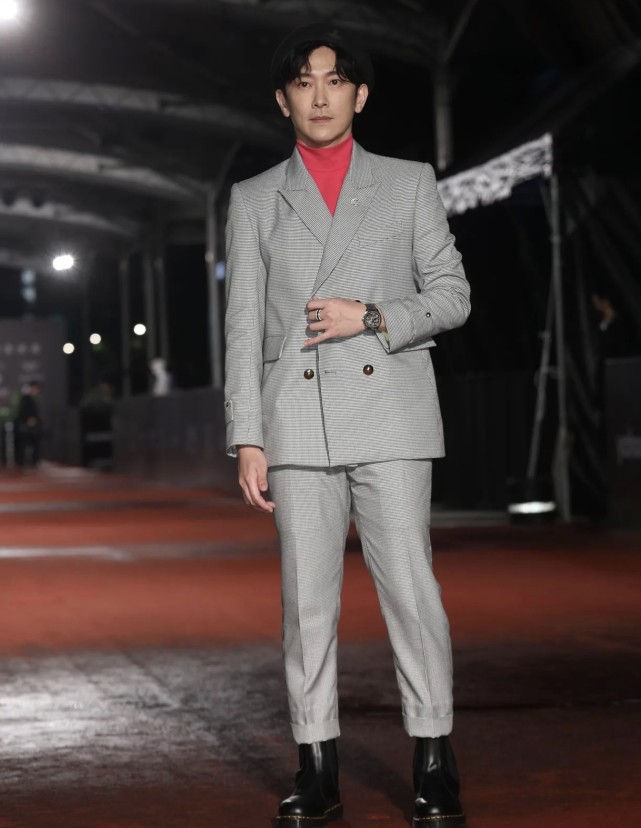 台湾金钟奖红毯:小s造型浮夸,江宏杰妆容太脏,林志玲老公抢镜_腾讯