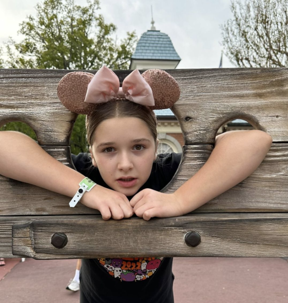 小七钻进"枷锁"内拍照,表情略显"惊悚",这也太调皮了吧.