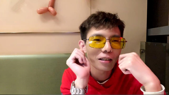 张嘉文在户外约会美女却被水友喊话太丢人还不如去看rng比赛