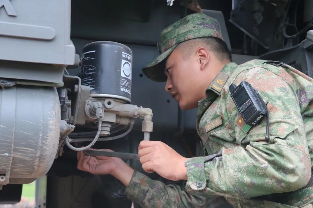 了不起的中國軍人丨二十大代表向躍東一路風馳電掣只因心中有夢