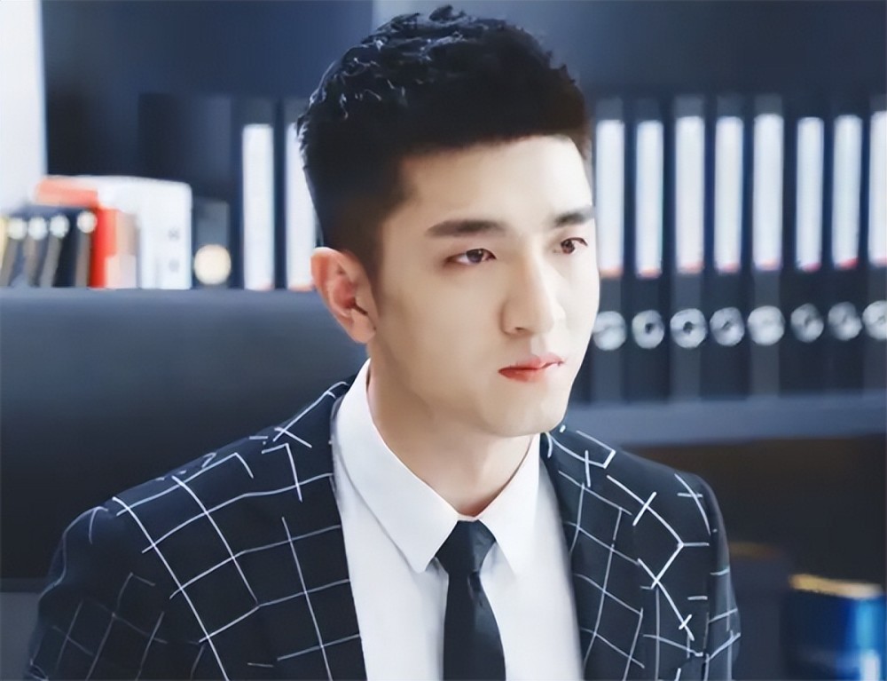 金瀚是被赵丽颖捧起来的,凭借在电视剧《你和我的倾城时光》中饰演的