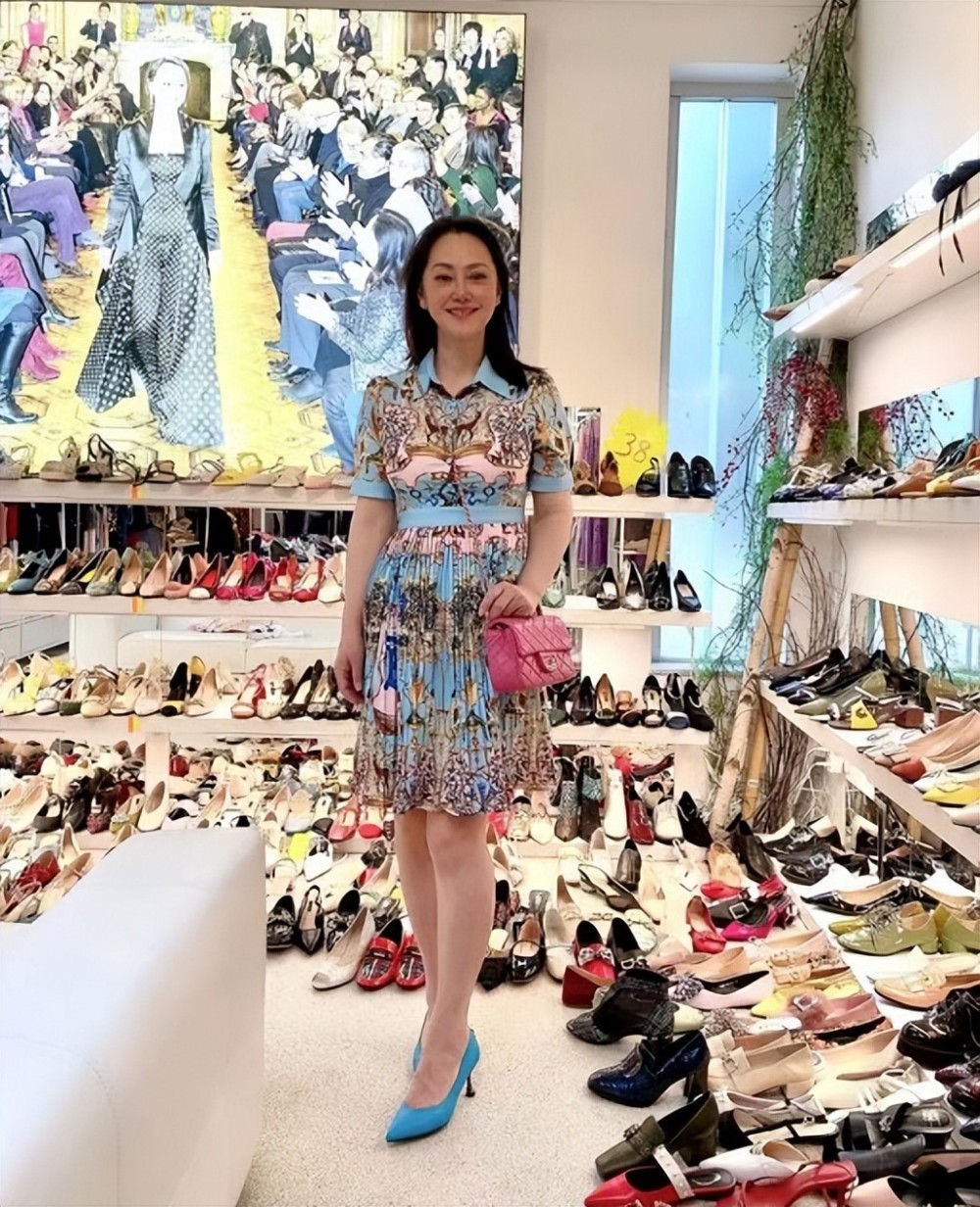 定居国外不再参与演艺工作的宋佳,如今已经成为了比利时一家高级服装